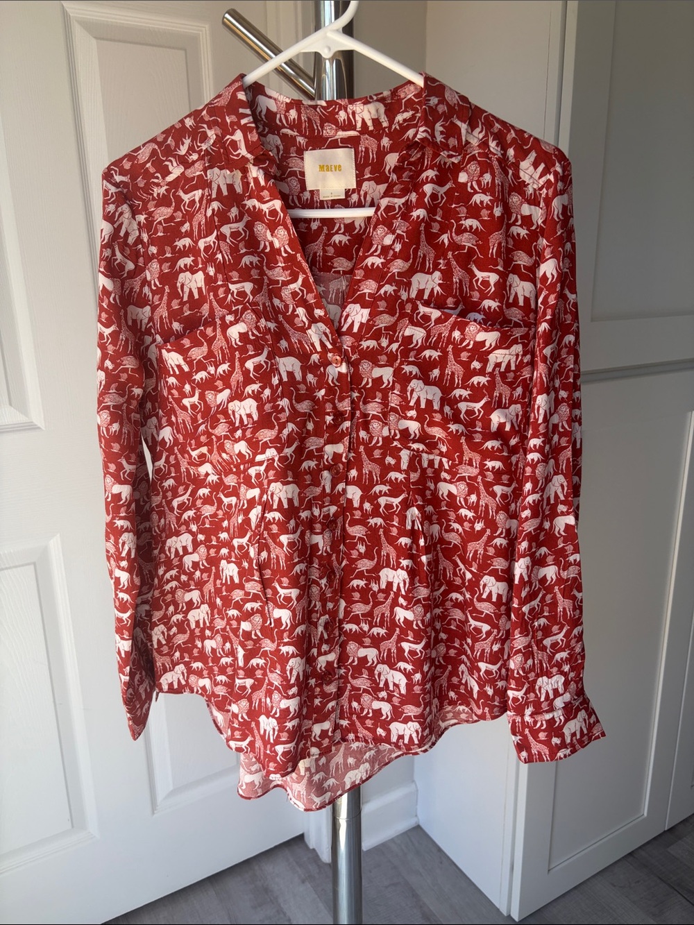 Maeve Red Brick 🧱 Animal-Print V-Neck Blouse with White Motif, Size 8.